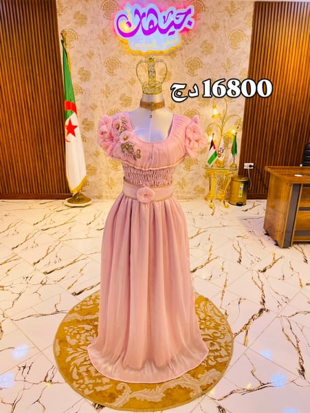 فستان وردي مزخرف على عارضة أزياء