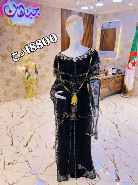 فستان أسود مزين بالذهبي