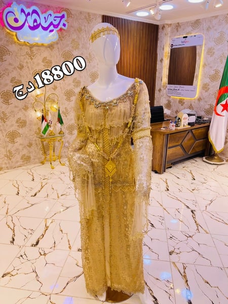 فستان ذهبي تقليدي
