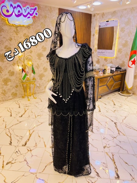 فستان أسود مزين بالخرز