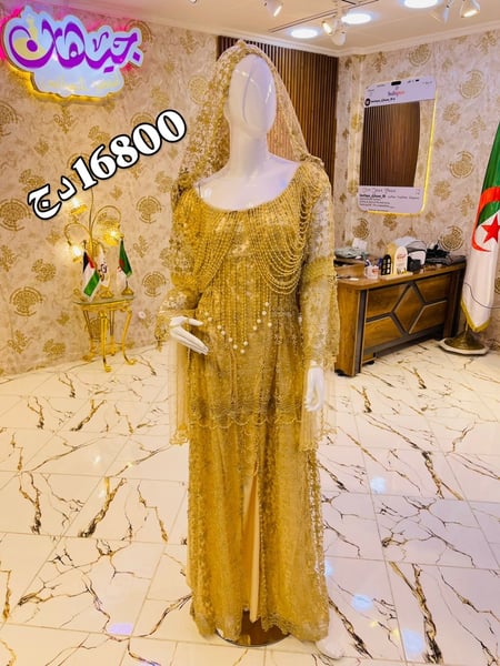 فستان ذهبي مع طرحة
