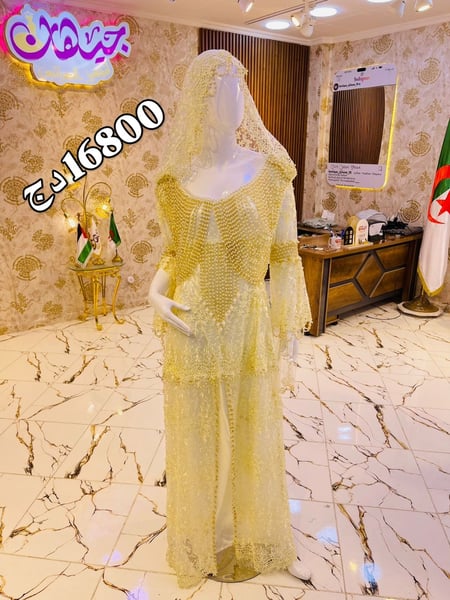 فستان كريمي مع طرحة مزخرفة